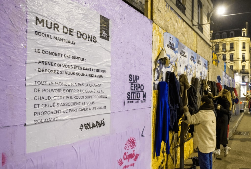 Un mur de dons où déposer des vêtements chauds installé en plein coeur de Lyon Le Bonbon