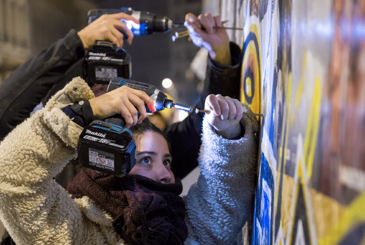 Un mur de dons où déposer des vêtements chauds installé en plein coeur de Lyon Le Bonbon