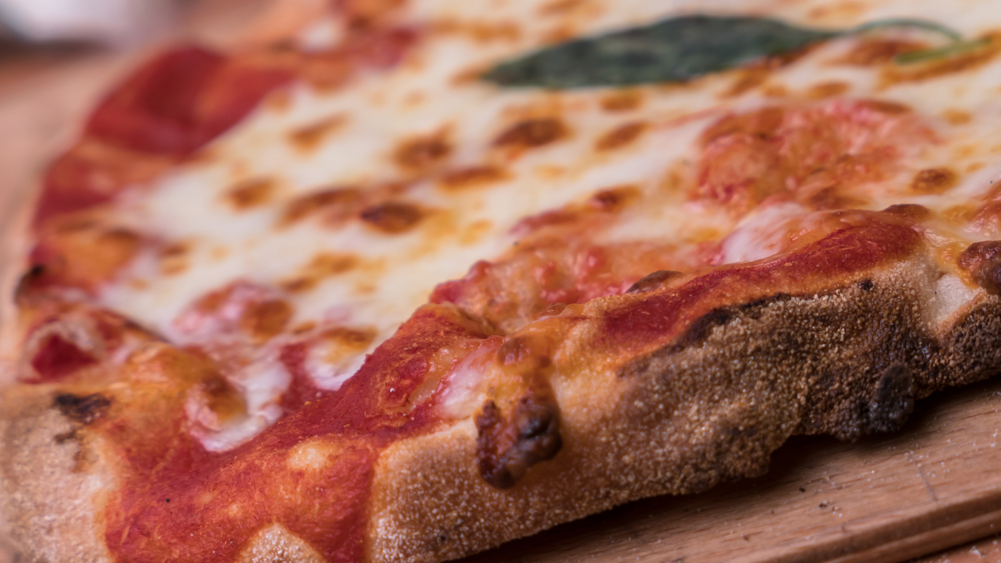 Avis aux gloutons, cette pizzeria parisienne propose une pizza de 1kg pizza-2