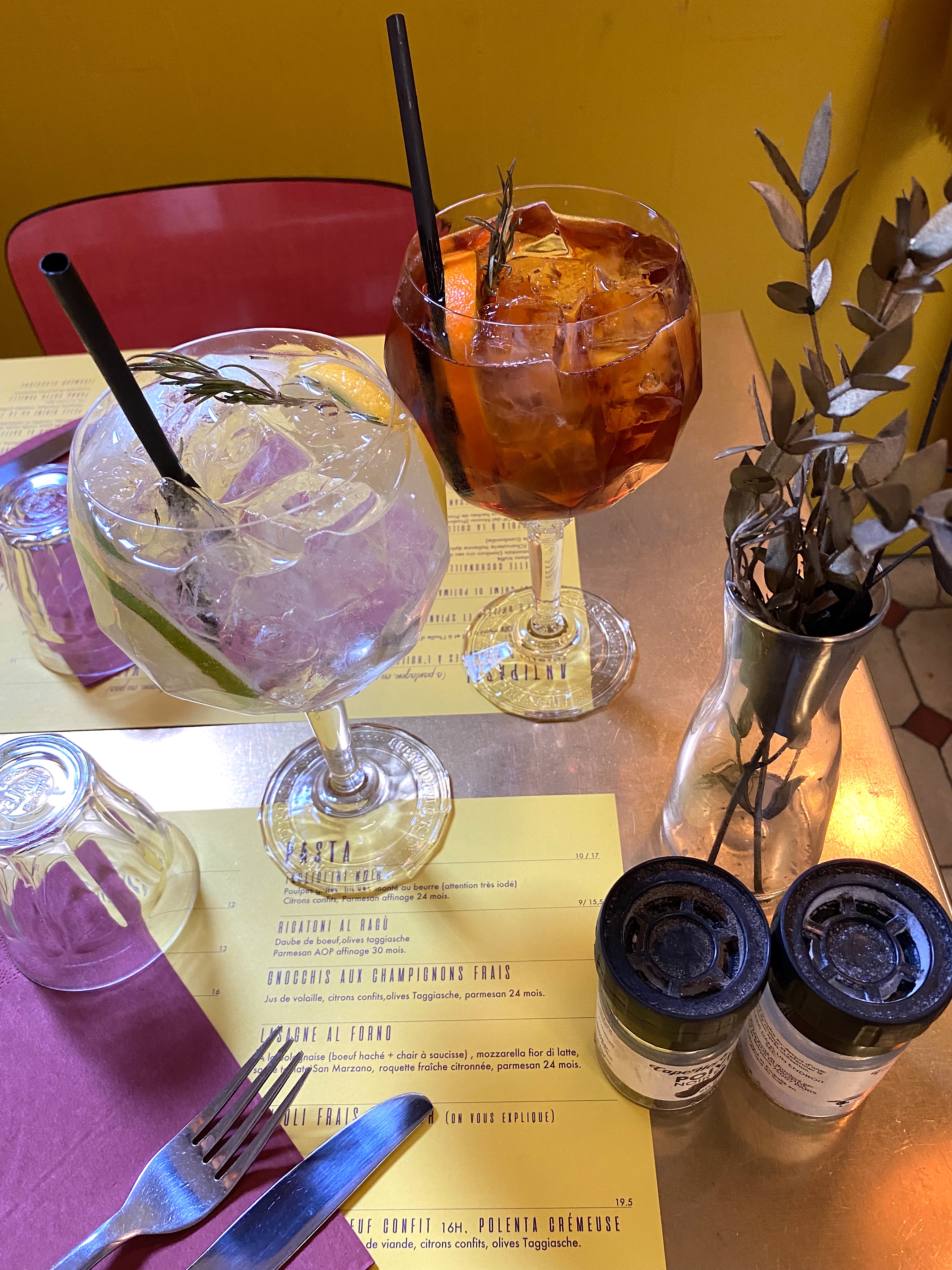 Deux verres de cocktails par le Bambino Camas à Marseille