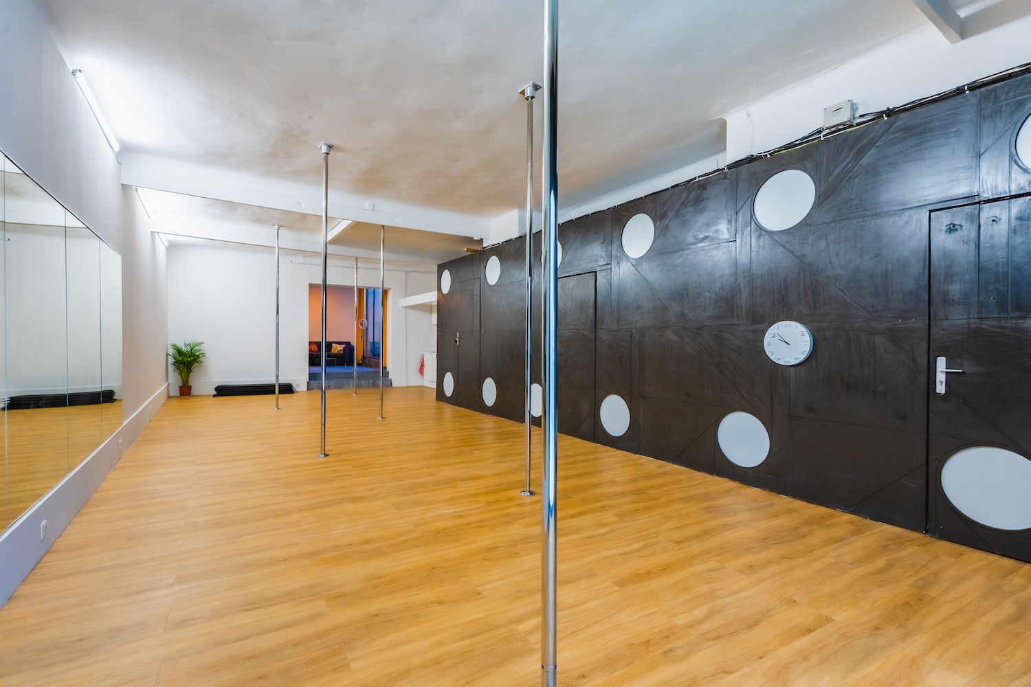 Salle intérieur de l'école de pole dance Studio Pole Sud à Marseille 