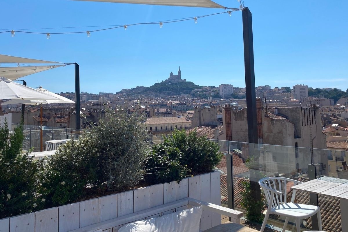 Vue sur la Bonne Mère depuis la terrasse du restaurant rooftop Ciel à Marseille