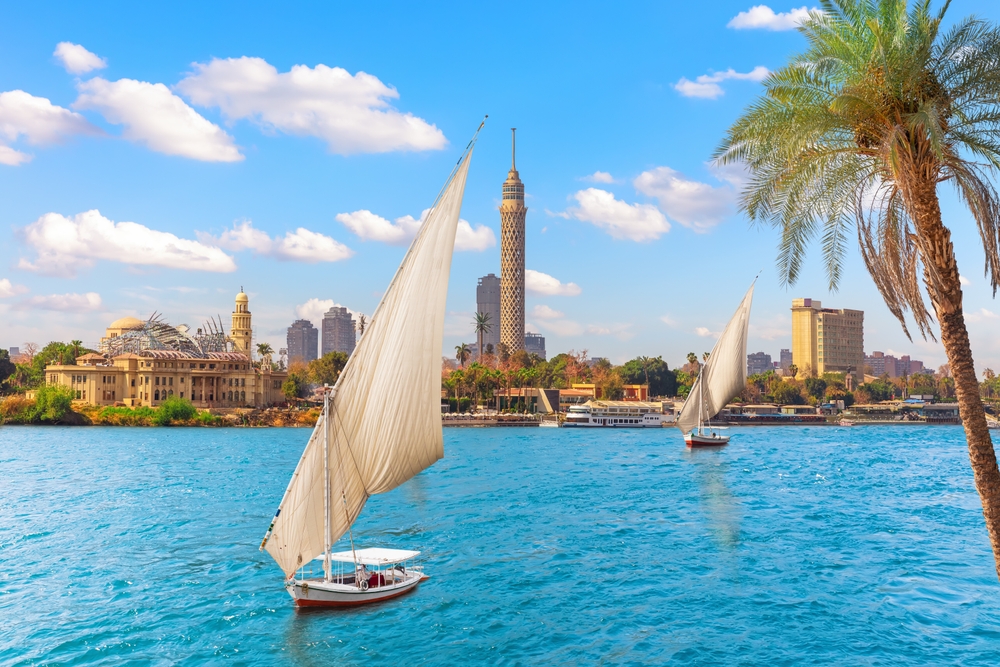 Feluccas dans le Nil devant la tour du Caire en Egypte