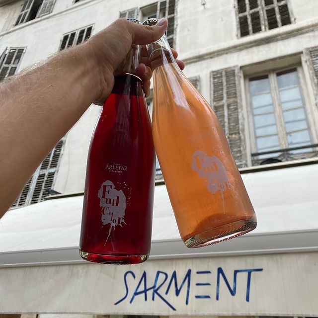 Deux bouteilles de rosés du bar à vins Sarment à Marseille
