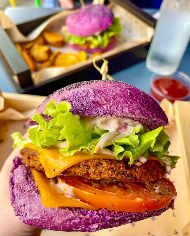 burger vegan au pain brioché de couleur rose