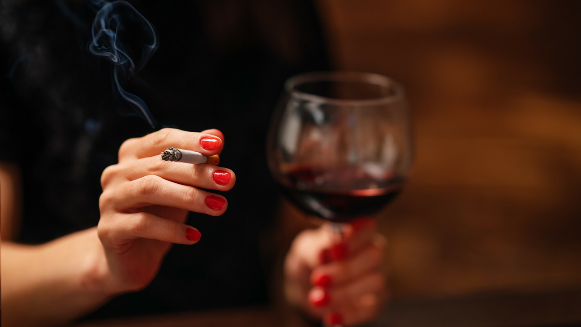 Pourquoi a-t-on (toujours) envie de fumer une clope quand on boit un verre ? cigarette-boire