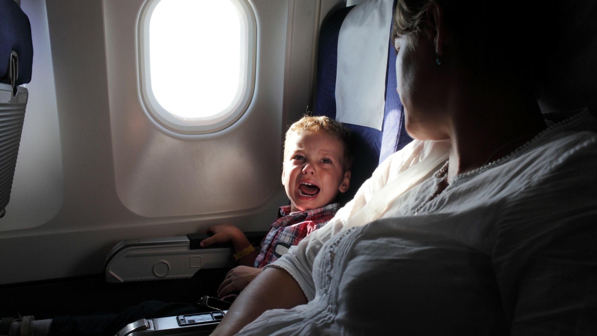 Prendre l'avion avec un bébé ou un enfant : que proposent les compagnies  aériennes ? 