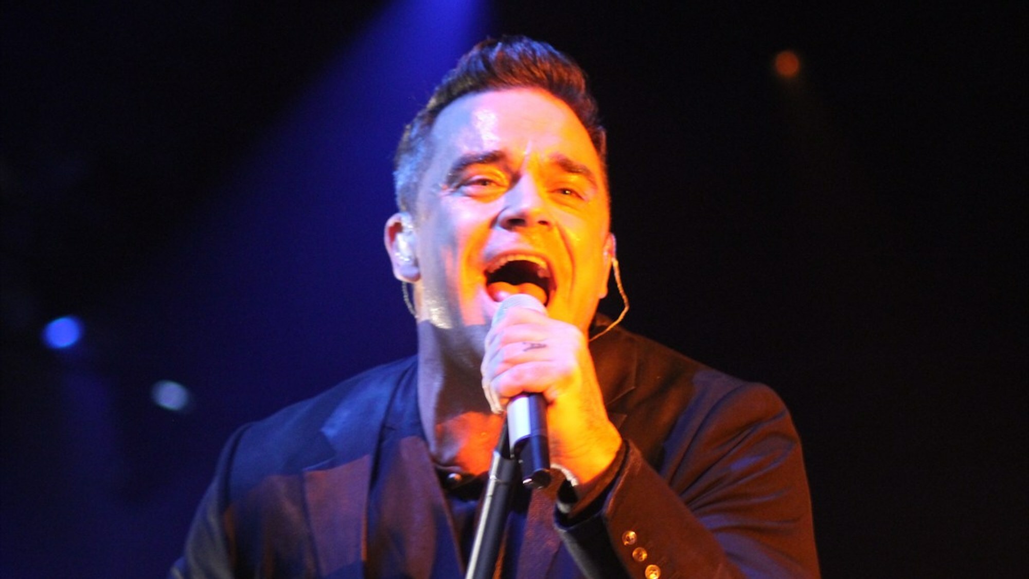 robbie-williams-23-11-2012-take-the-crown-82206189