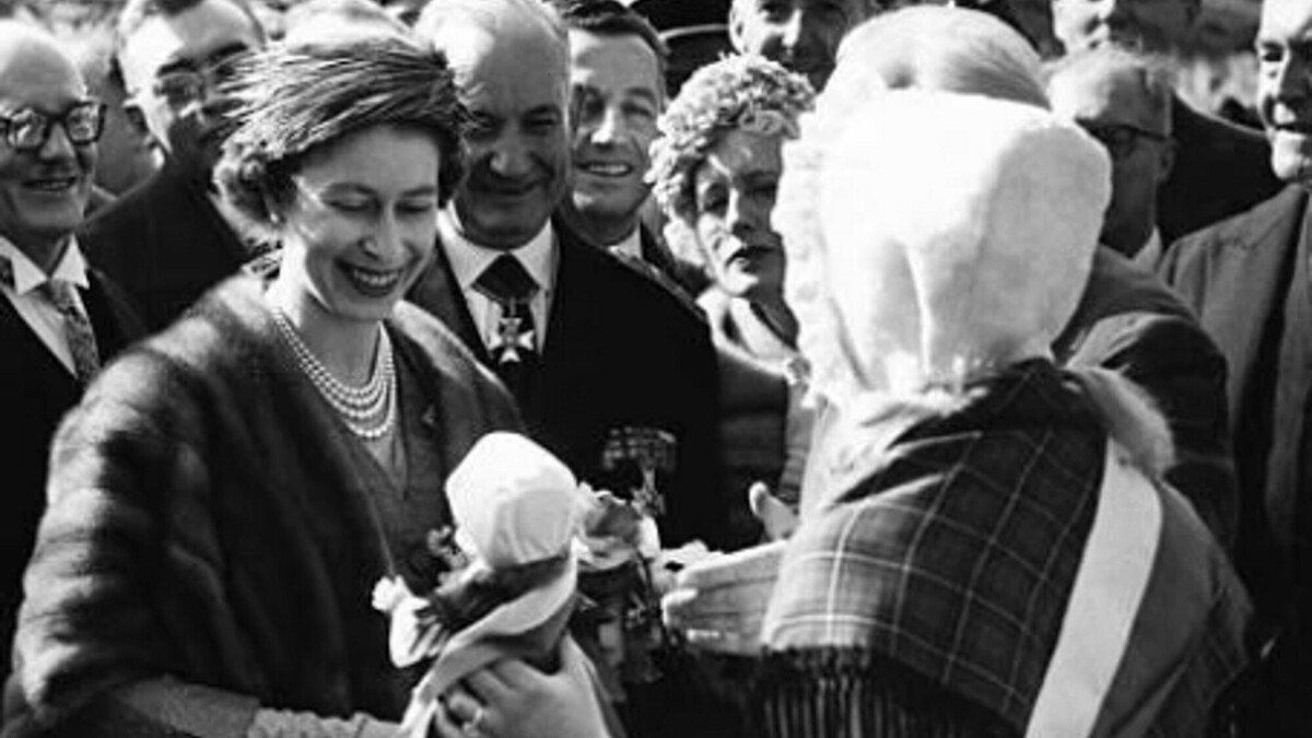 Elisabeth II : sa première visite d'État à Paris en 1957 - Vidéo