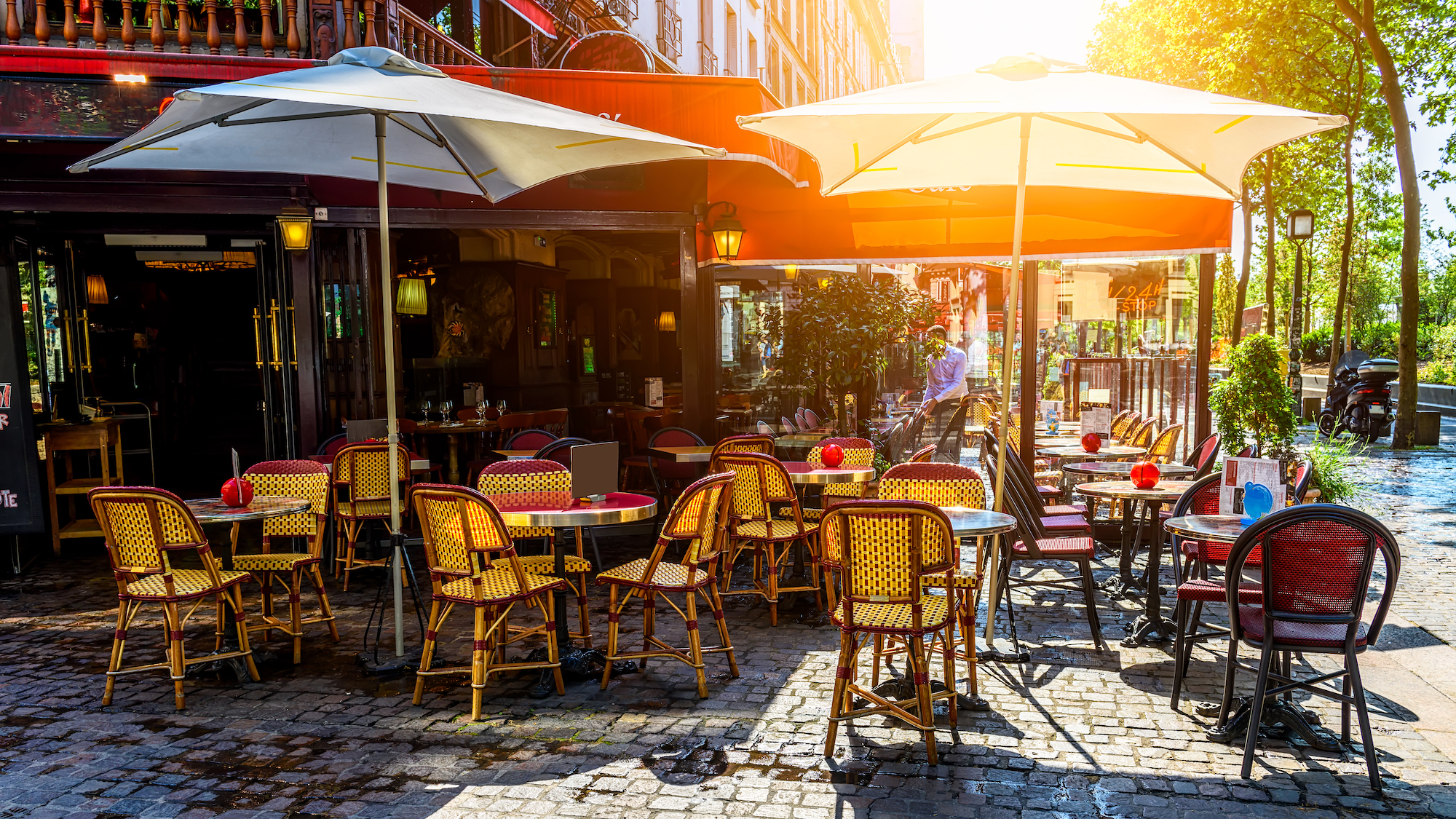 Le vrai printemps arrive à Paris et les terrasses XXL aussi shutterstock-734931022