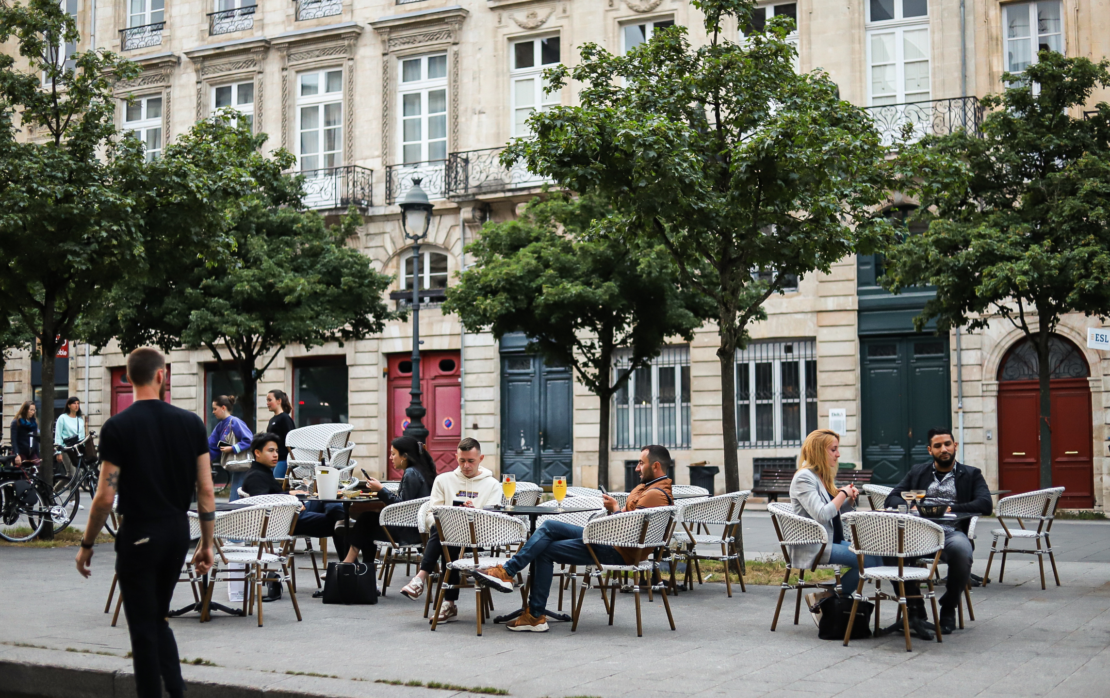 brunch contrast bordeaux lance diners festifs