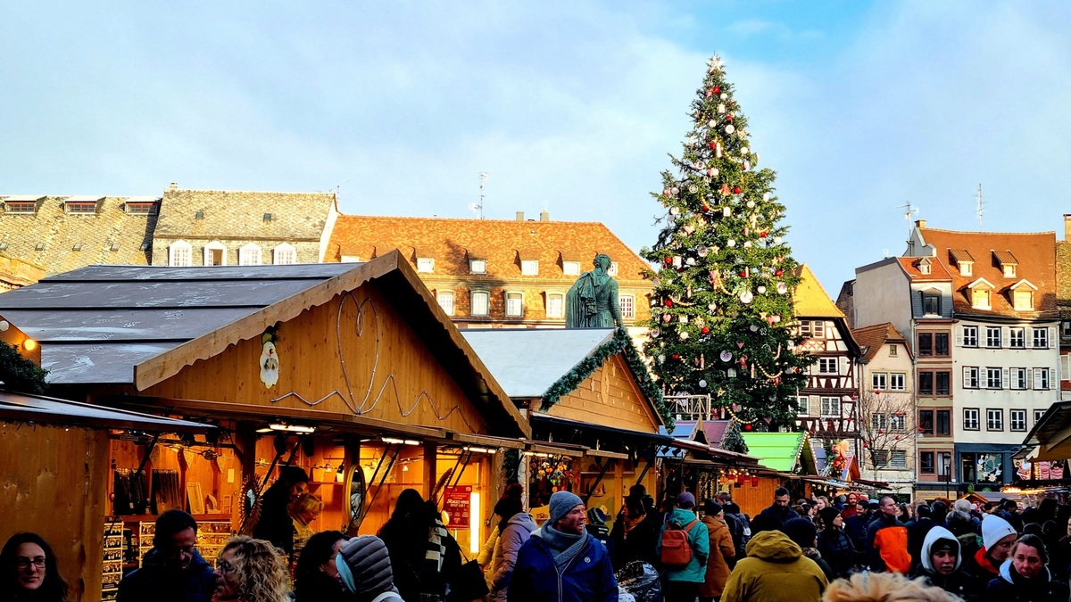 Le marché de Noël de Strasbourg envahit par les touristes espagnols