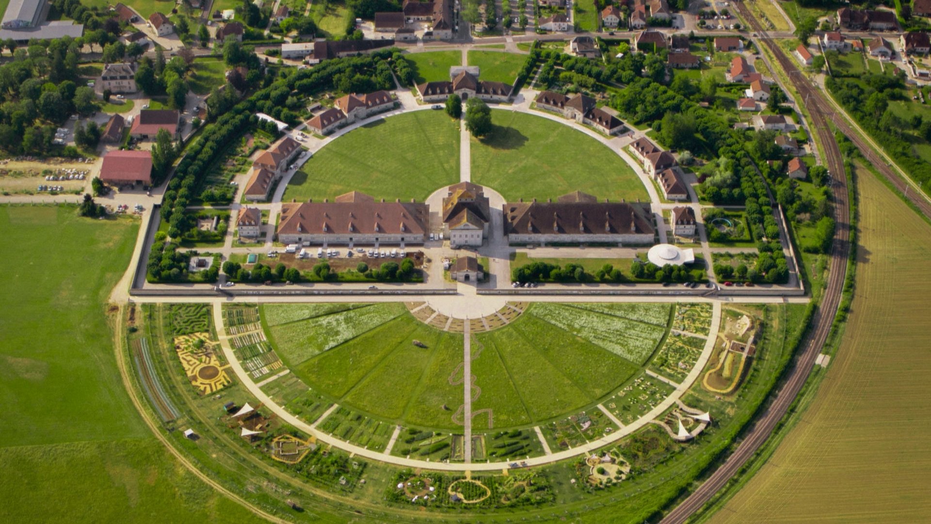 Saline Royale d’Arc-et-Senans au soleil et vue d’en haut