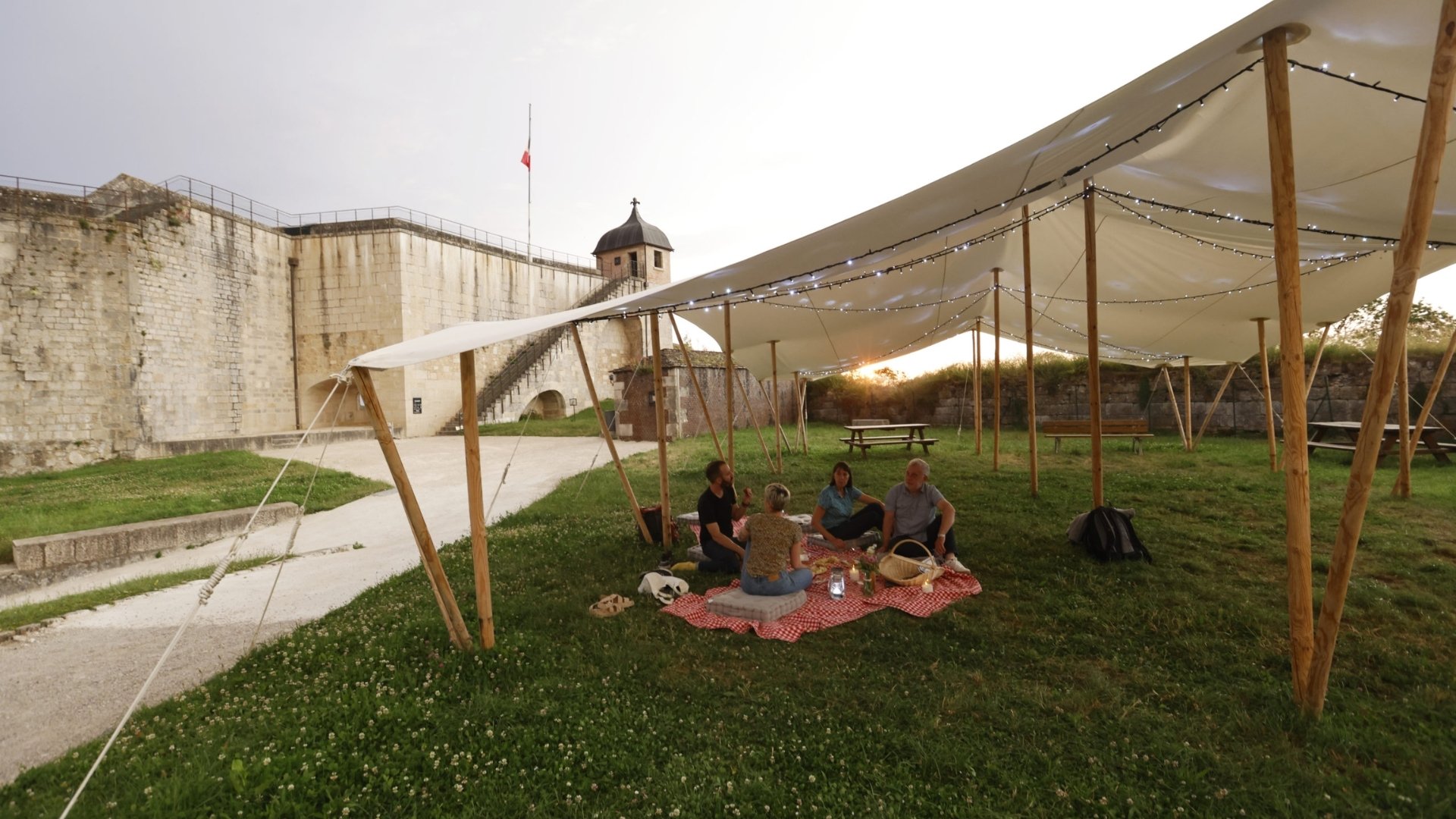 groupe de personne faisant un pique-nique dans les jardins de la Citadelle de Besançon