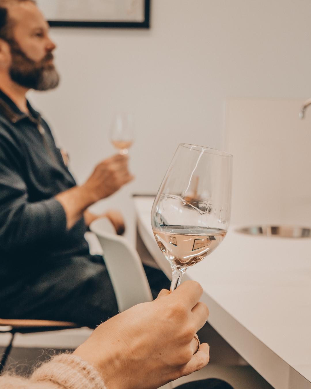 Dégustation de vin blanc à la cité des climats et du vin à Beaune