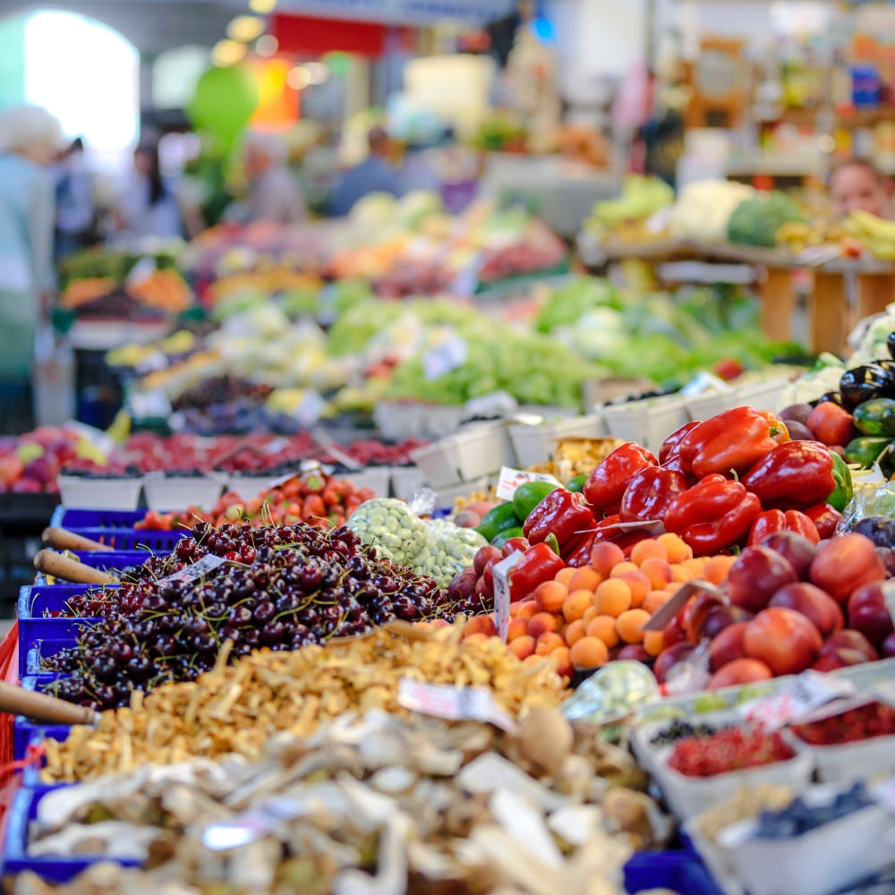 photos d'une étale de marché avec des fruits et légumes à Dijon