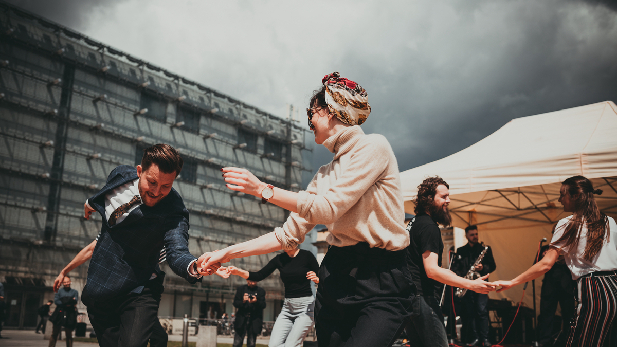 Un Immense Festival Autour Du Swing D Barque Sur La Promenade Du Peyrou