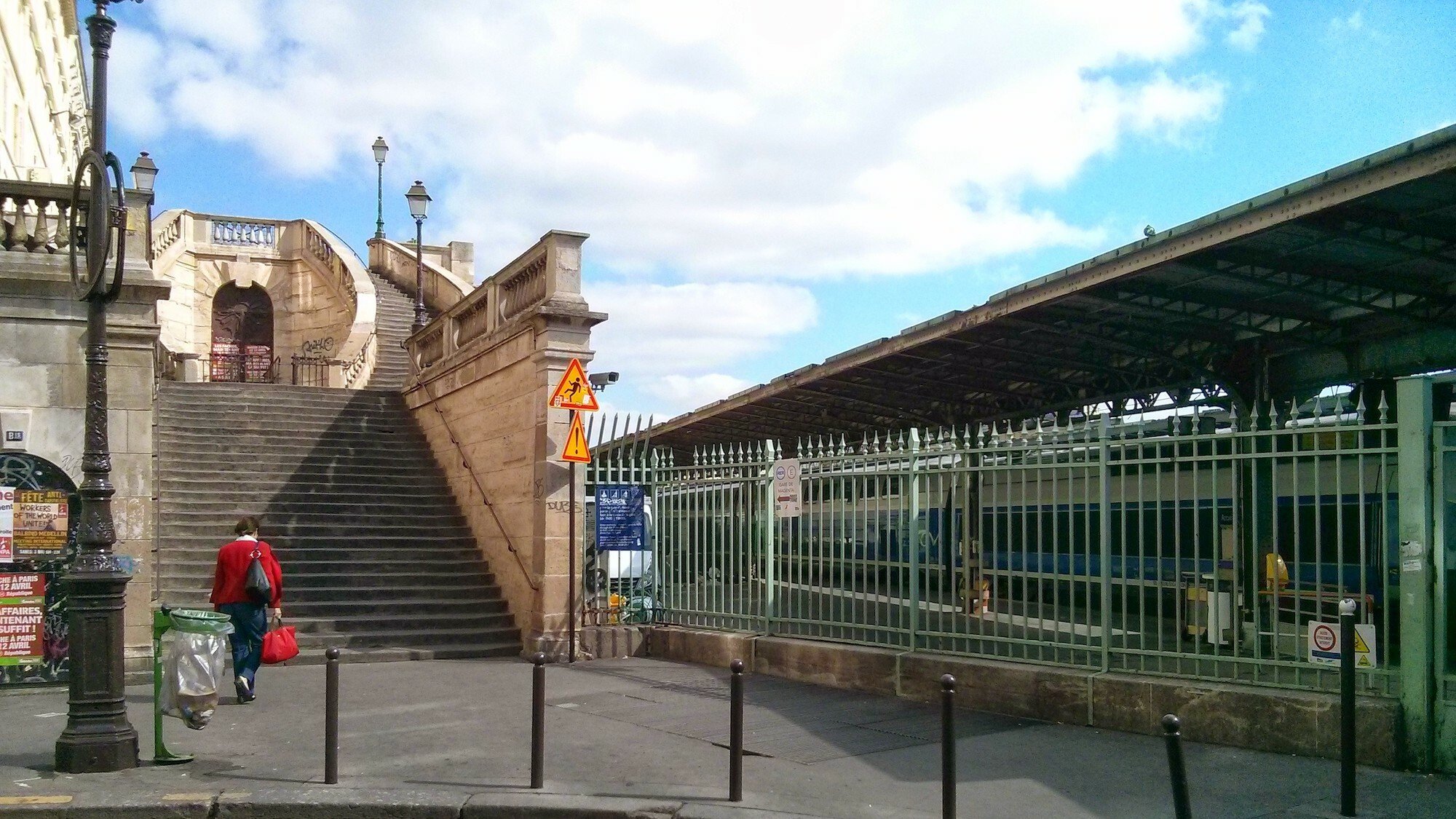 escalier-sur-le-chemin-de-la-gare-de-l-est-a-la-ga