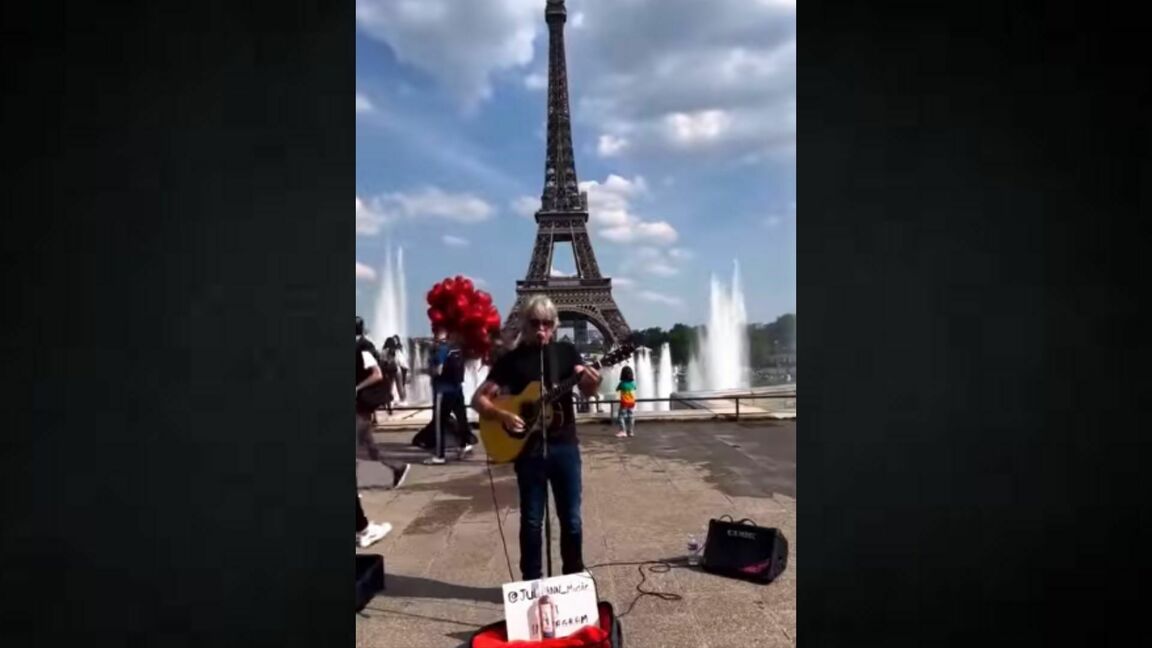 Jon Bon Jovi Joue Devant La Tour Eiffel Et Tout Le Monde Sen Fout Le 