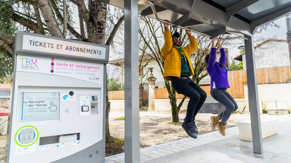 Bordeaux Métropole installe des barres de traction à ses arrêts de bus Le Bonbon