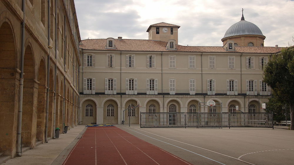 Un établissement marseillais élu « meilleur lycée de France » par le journal <cite>Le Parisien</cite> cour-du-lyce-e-thiers-avec-la-chapelle-des-bernard