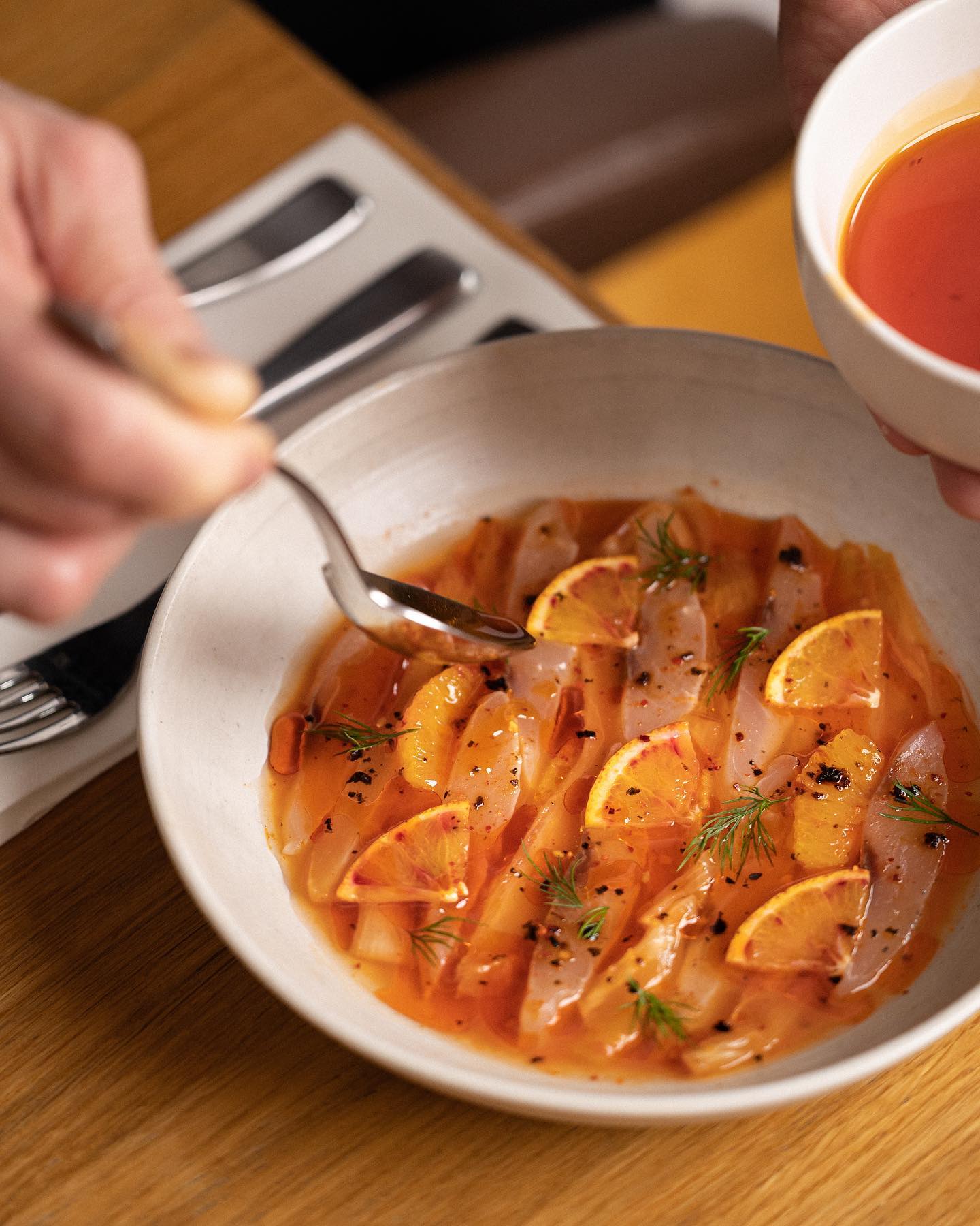 Mulet maturé, kimchi d’endives et jus de kimchi acidulé, suprêmes d’oranges sanguines par le chef eric maillet 