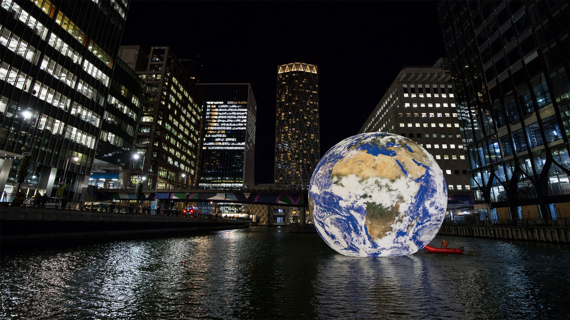 Gaia in Canary Wharf, Londres by Jason Hartley @pinkbeephotography