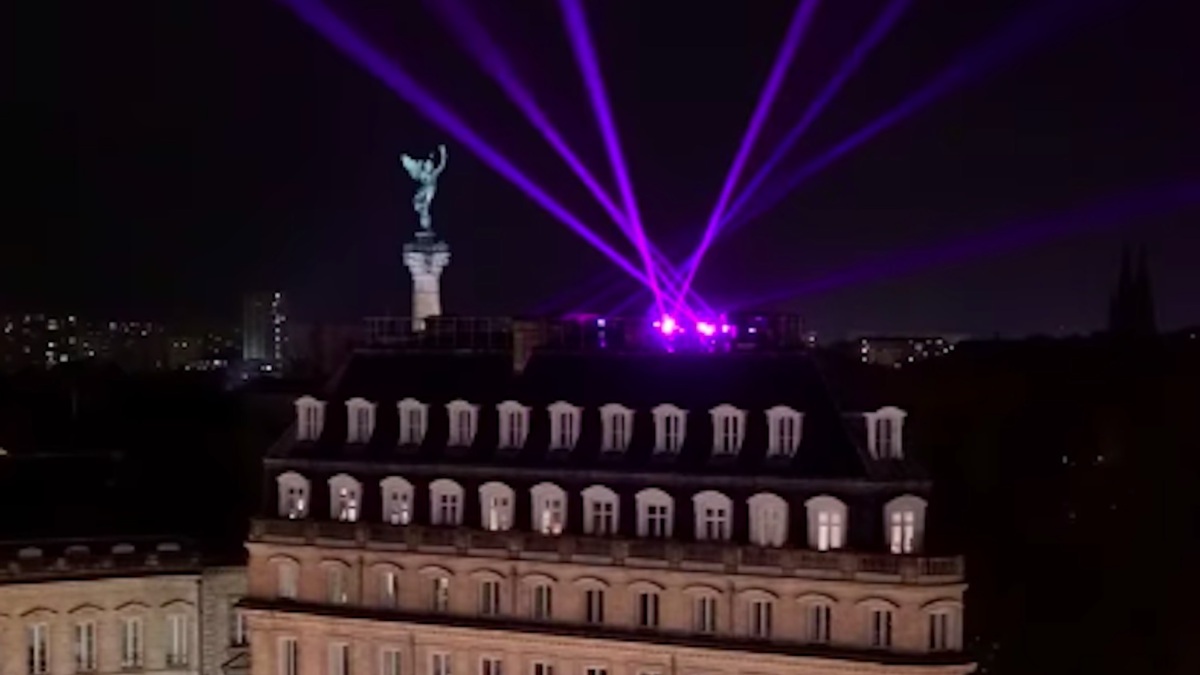Un nouveau spectacle de laser lumineux éclaire le ciel de nuit près de ...