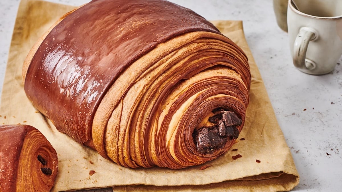 Alerte gourmandise Philippe Conticini crée un pain au chocolat XXL ! Le Bonbon