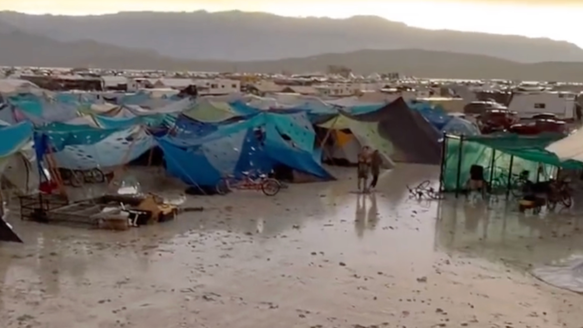 Tempête à Burning Man Un Mort Et Plus De 70 000 Festivaliers Coincés Le Bonbon