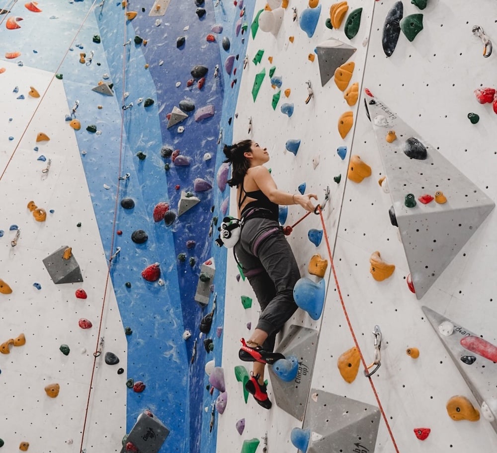 cours-escalade-gratuits-femme-climb-up