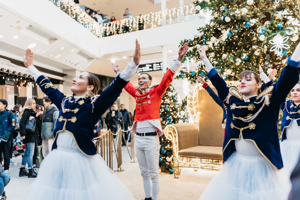 marche-noel-decorations-confluence-lyon