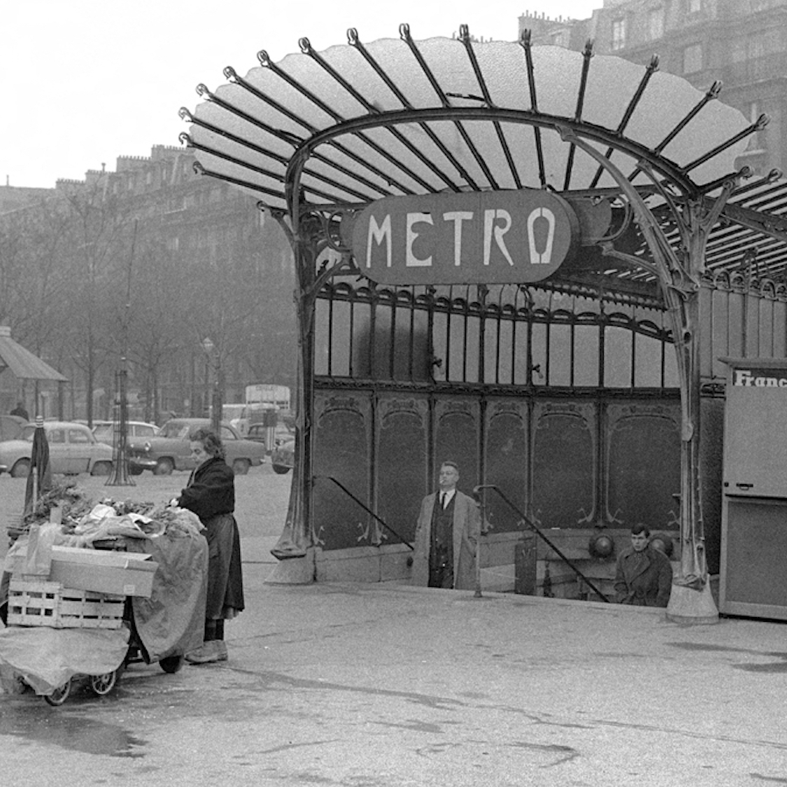 bouche-metro-paris-photo-ancienne-noir-et-blanc