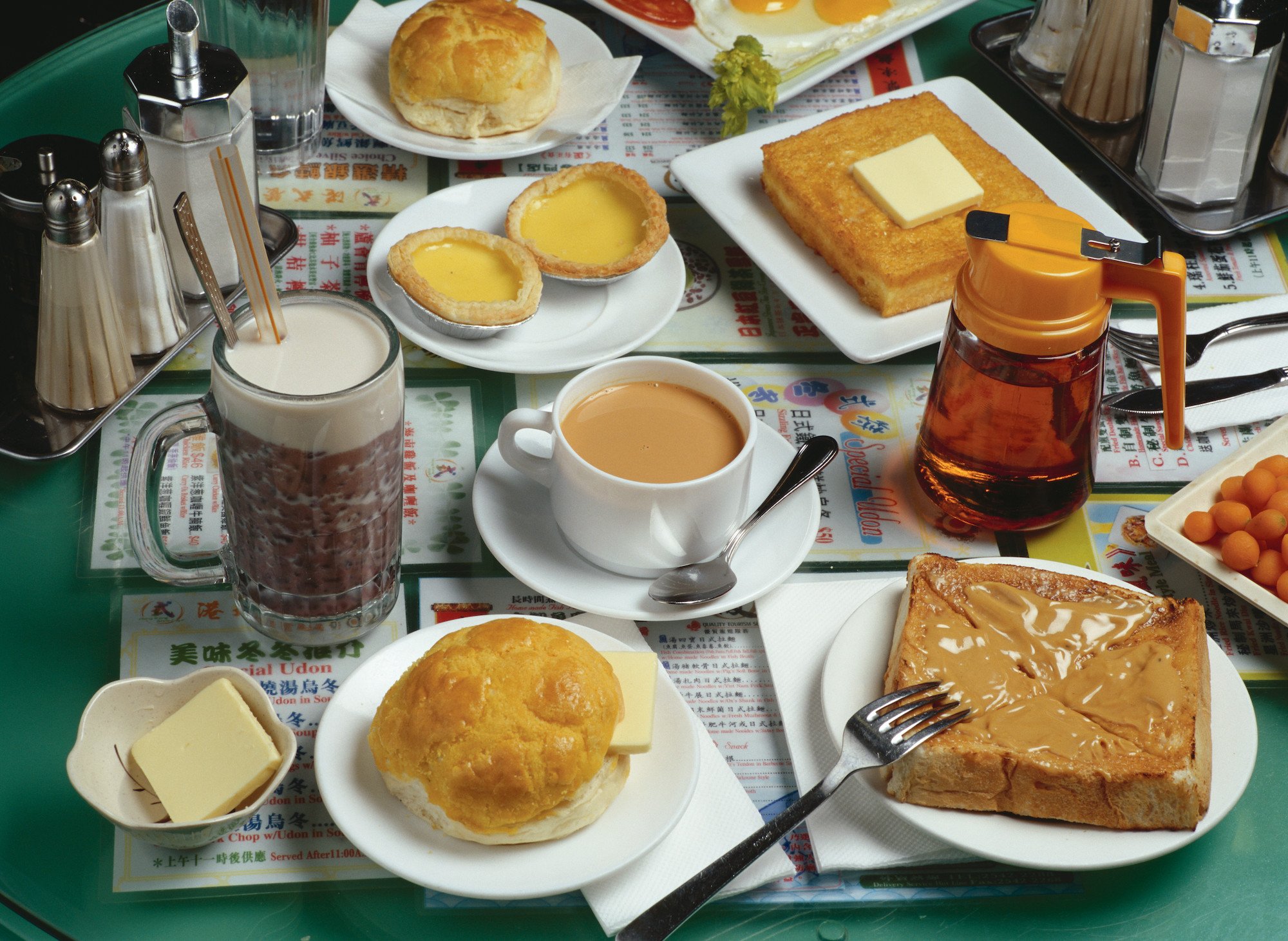 specialites-hongkongaises-cha-chaan-teng-pineapple-bun-egg-tart-hong-kong-milk-tea