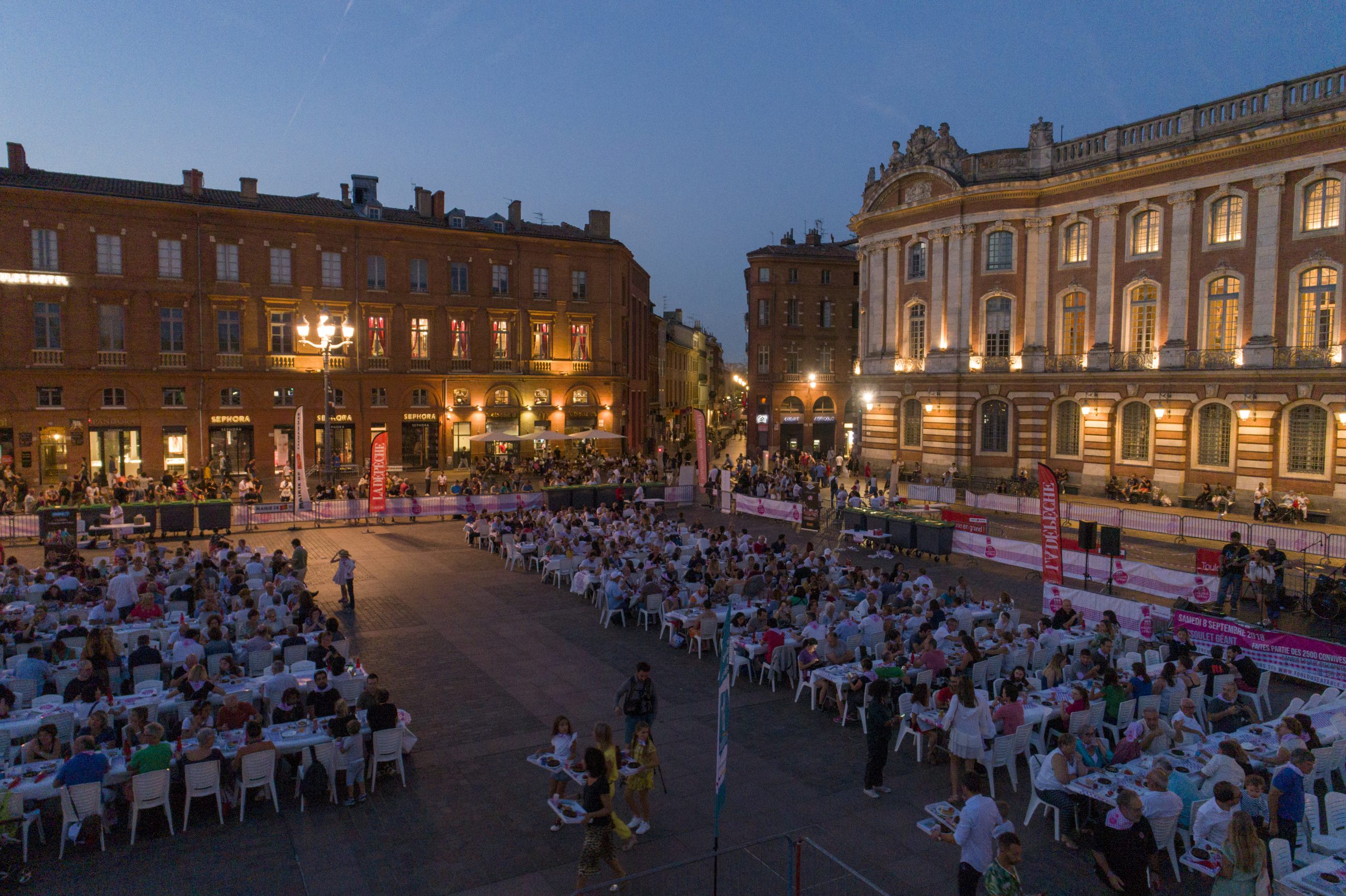 banquet géant cassoulet toulouse à table