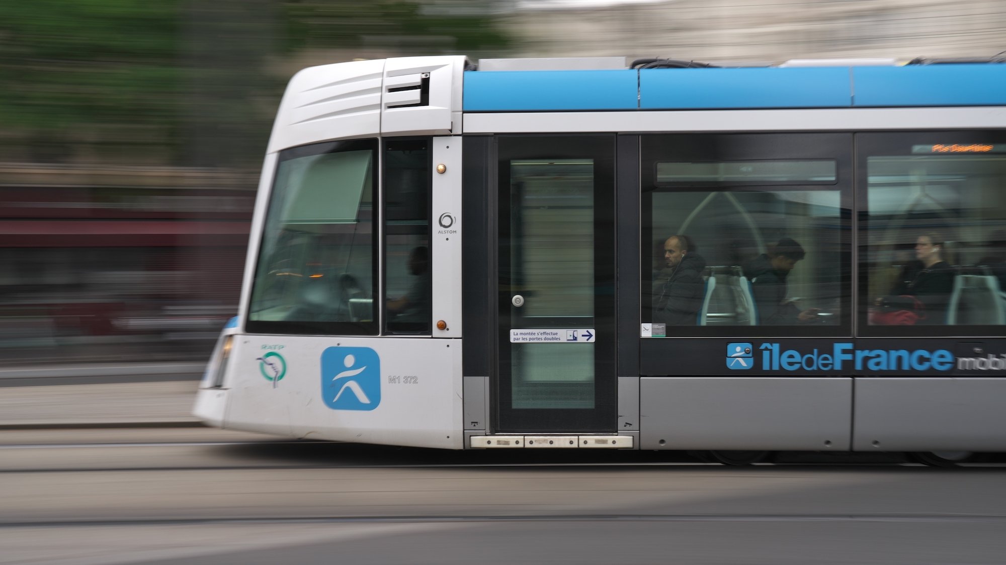 tramway-vitesse-paris-train-rail-passagers-idfm-ra