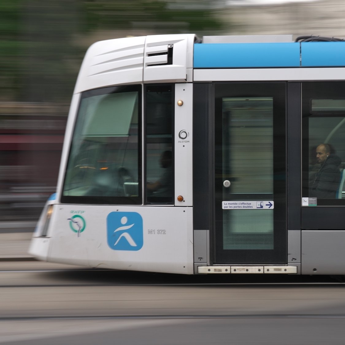 tramway-vitesse-paris-train-rail-passagers-idfm-ra