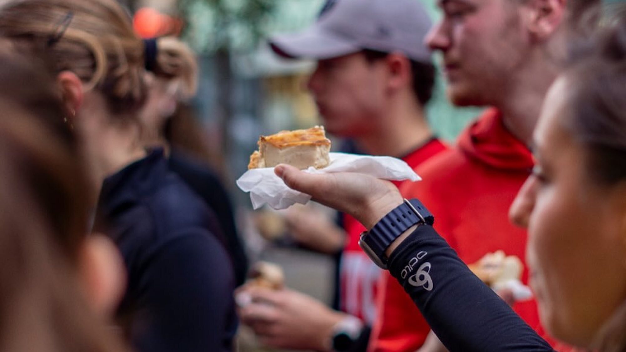 flan-main-vetement-course-patisserie-part-coureurs