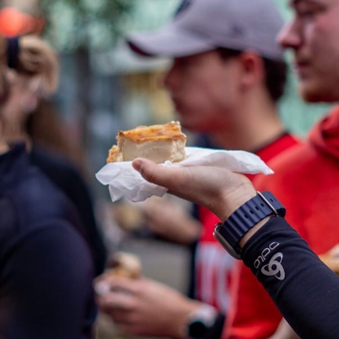 flan-main-vetement-course-patisserie-part-coureurs