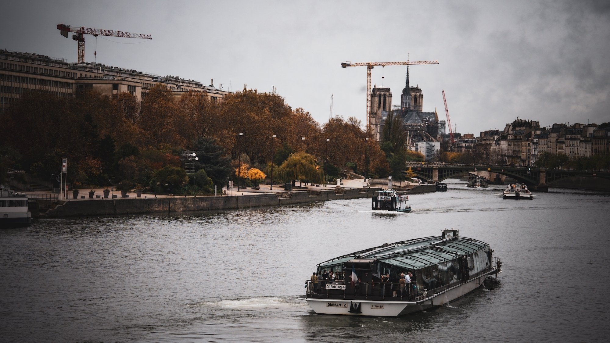 paris-seine-ciel-gris-froid-hiver-peniche-bateau-m