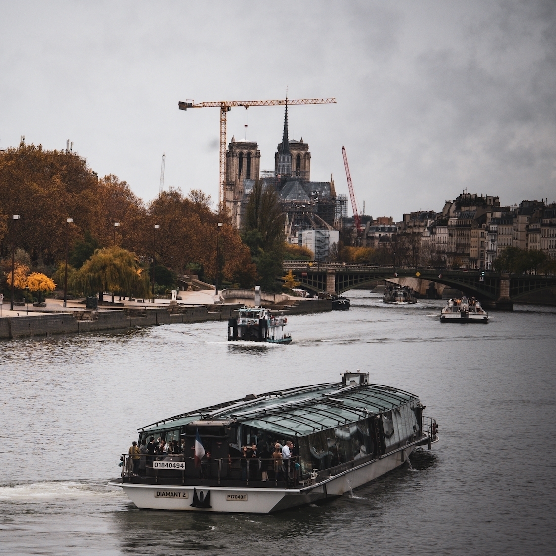 paris-seine-ciel-gris-froid-hiver-peniche-bateau-m