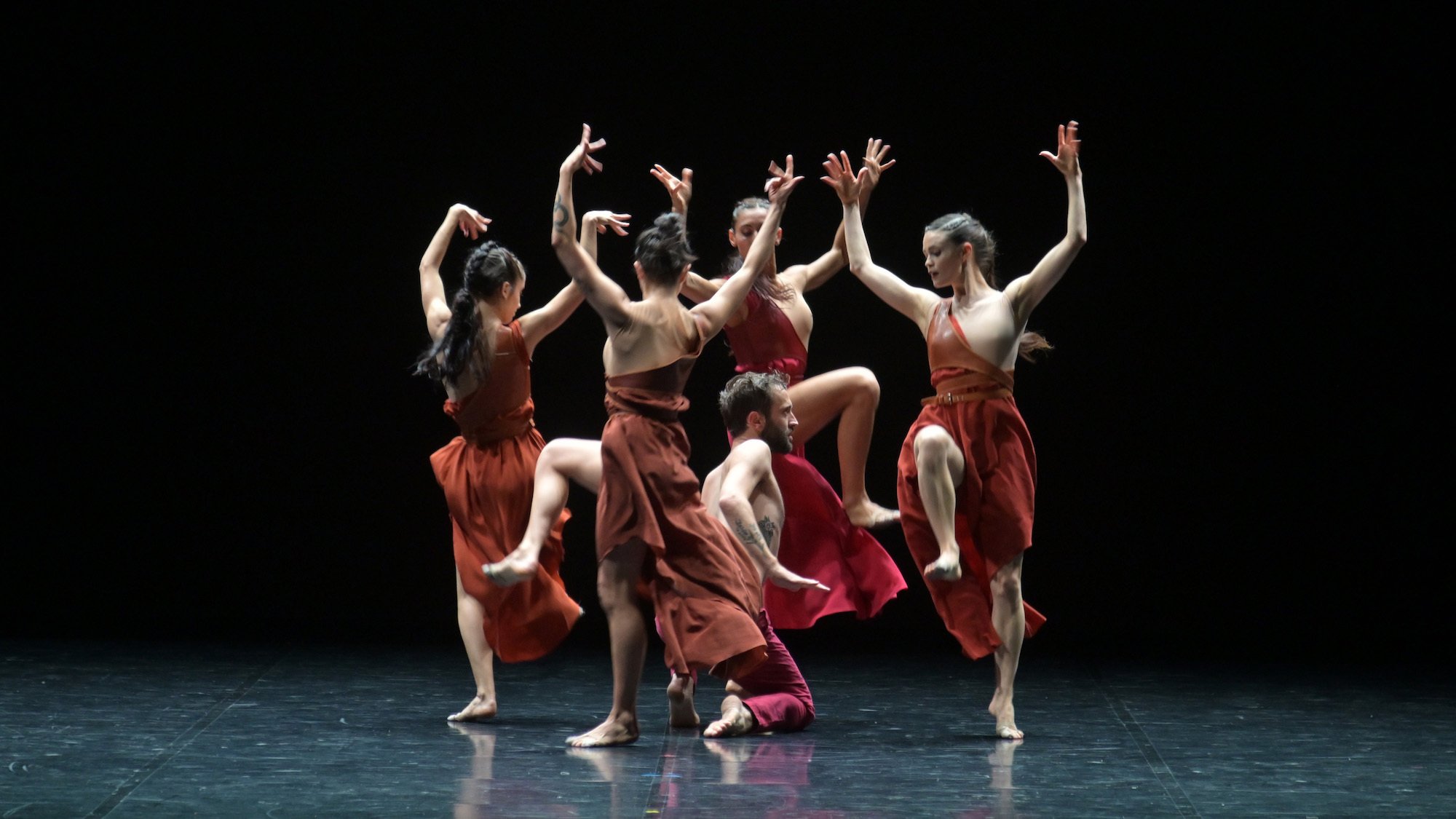 mythologie-danse-scene-danseurs-rouge-spectacle-se