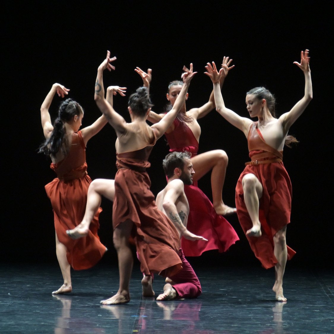 mythologie-danse-scene-danseurs-rouge-spectacle-se