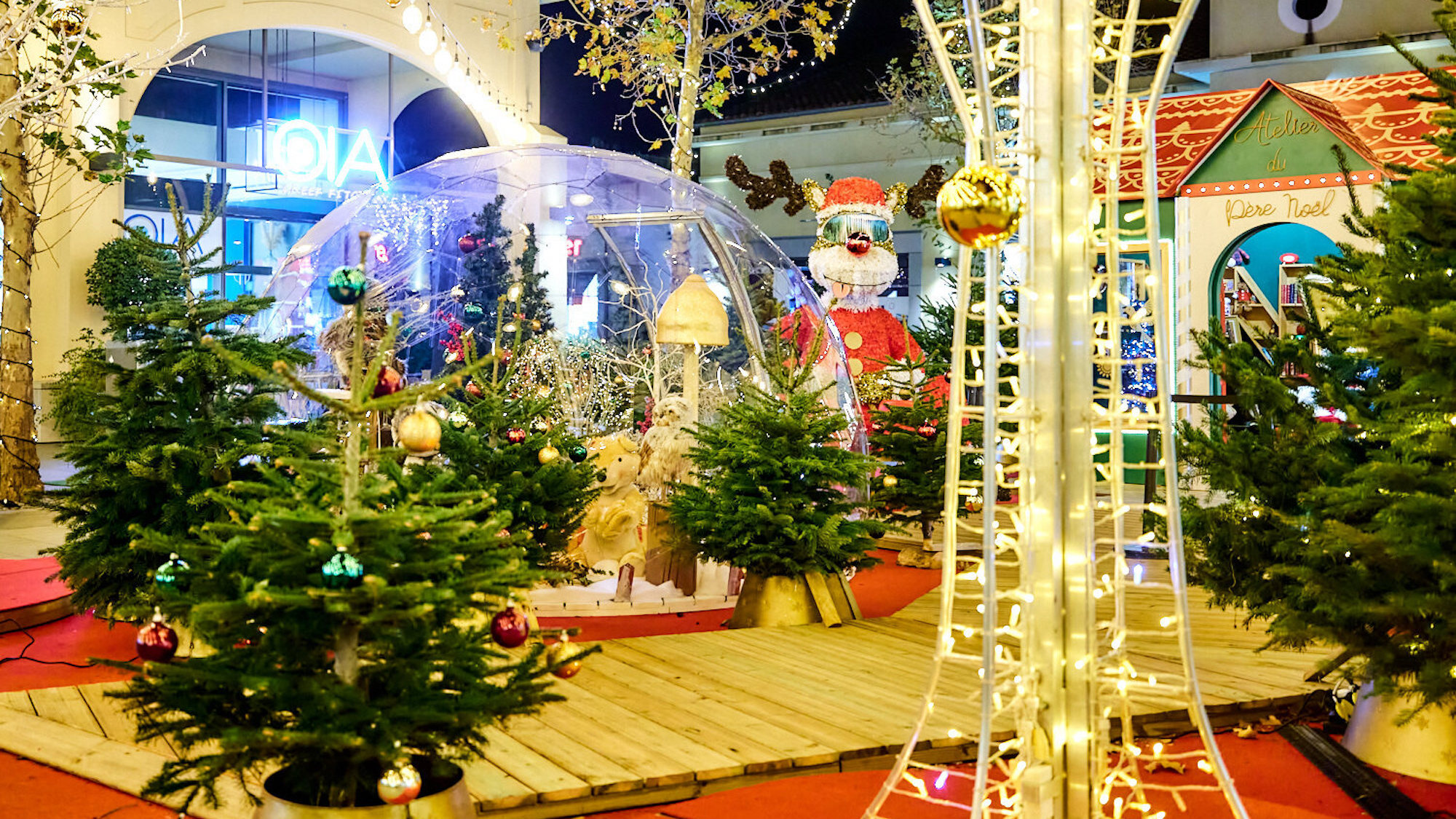 decorations-noel-chalet-pere-noel-shopping-promena