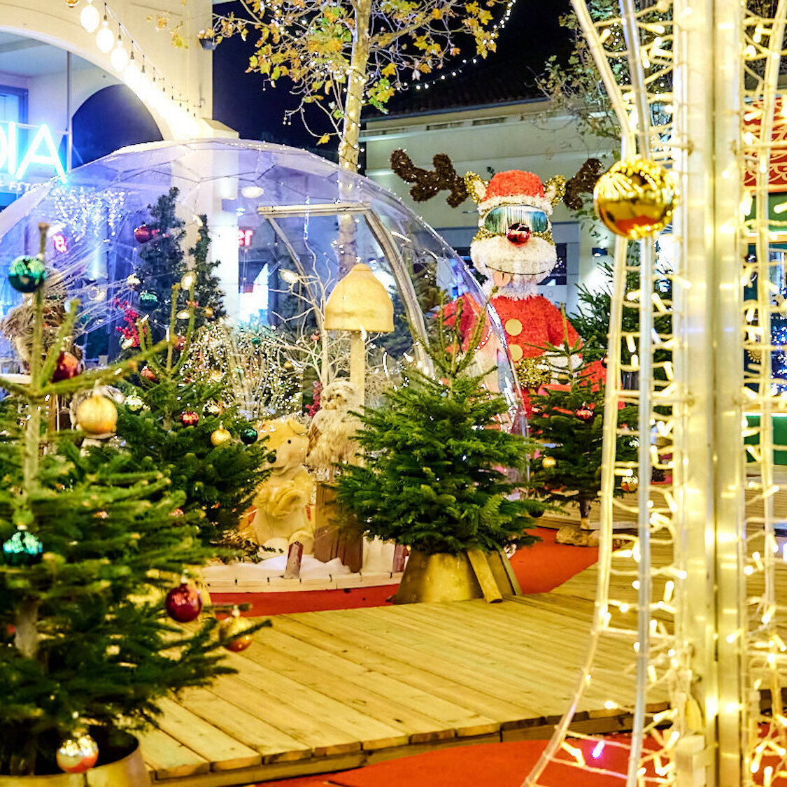 decorations-noel-chalet-pere-noel-shopping-promena