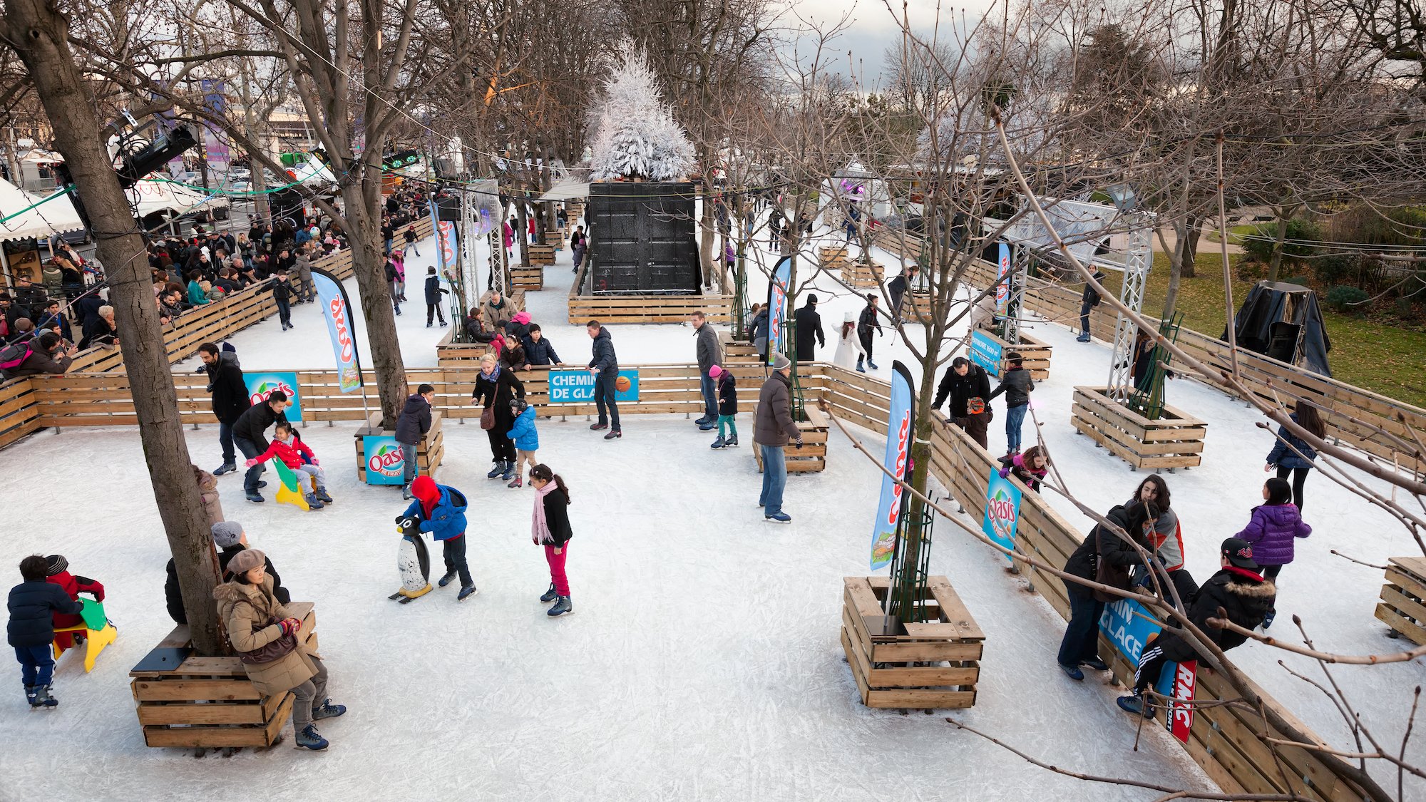 e-patin-a-glace-familles-paris-neige-noel-sapin-bo