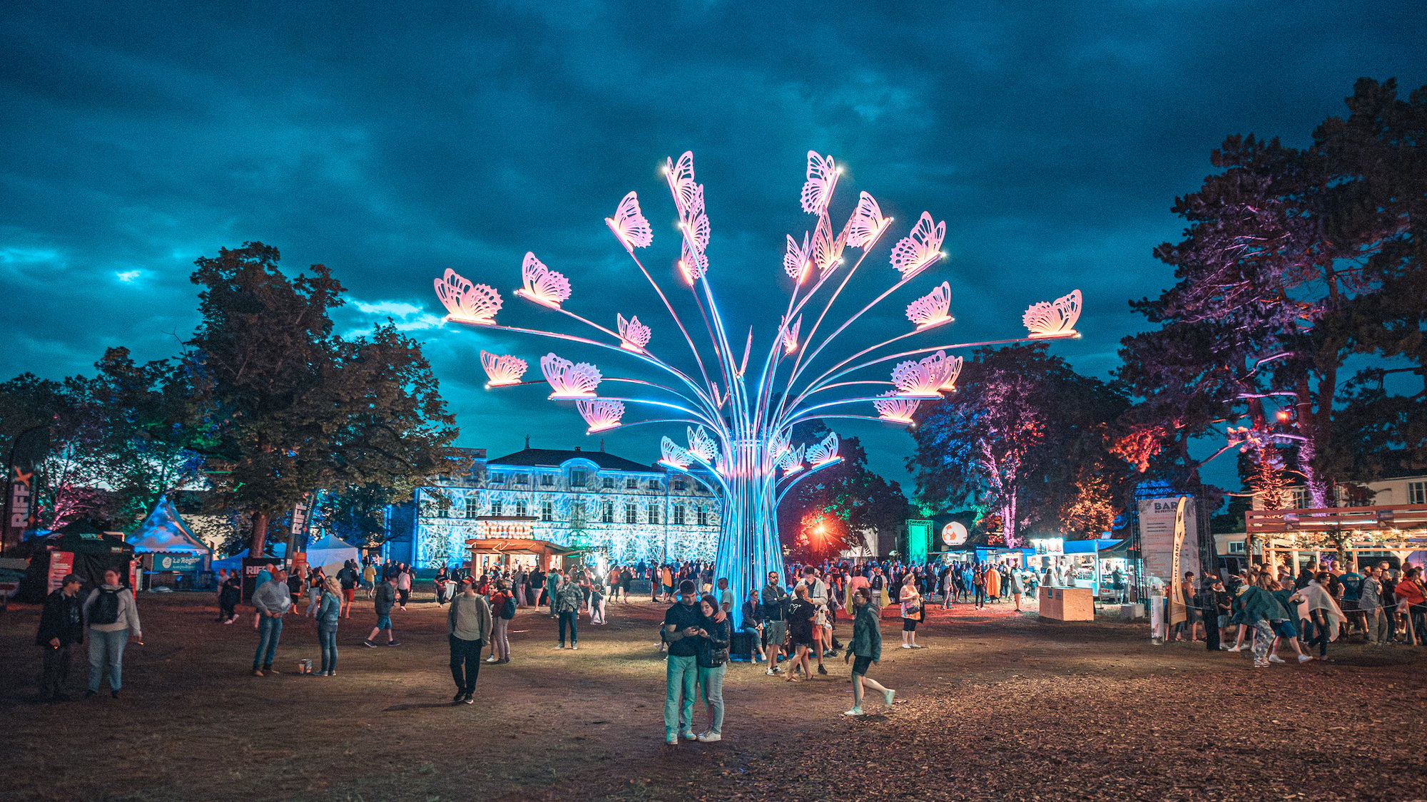 photo-ambiance-nocturne-avec-sculpture-lumineuses-