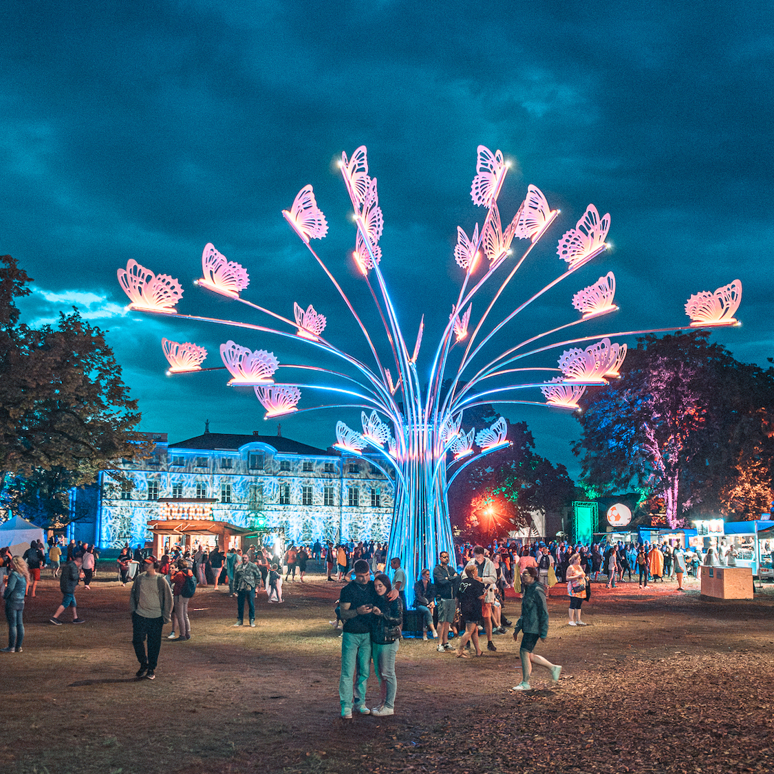 photo-ambiance-nocturne-avec-sculpture-lumineuses-