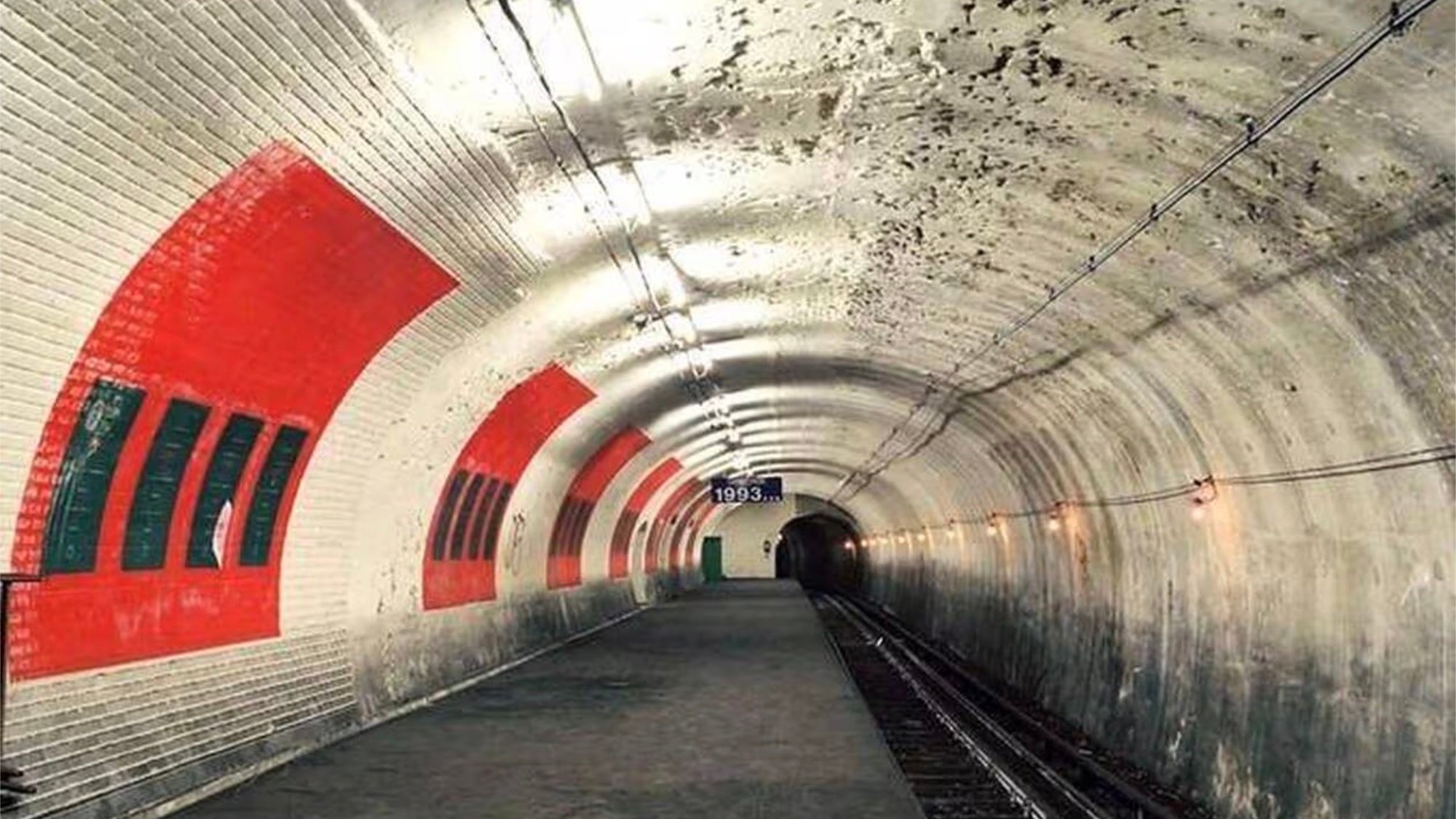 metro-station-fantome-carrelage-blanc-metro-paris-