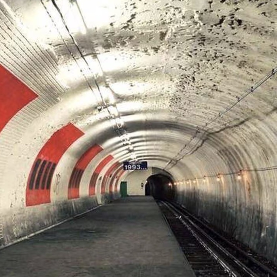 metro-station-fantome-carrelage-blanc-metro-paris-